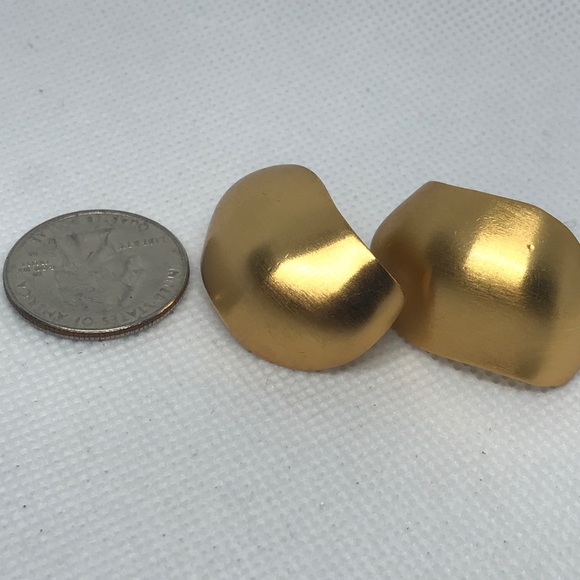 BOGO Jewelry, Vintage Gold Pierced Earrings. - Picture 4 of 4